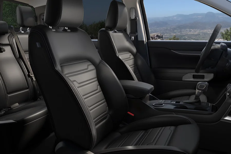 2025 Ford Ranger Features Side view of the interior of a Ford Ranger