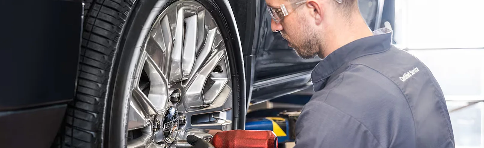 GMC Service tech changing tire